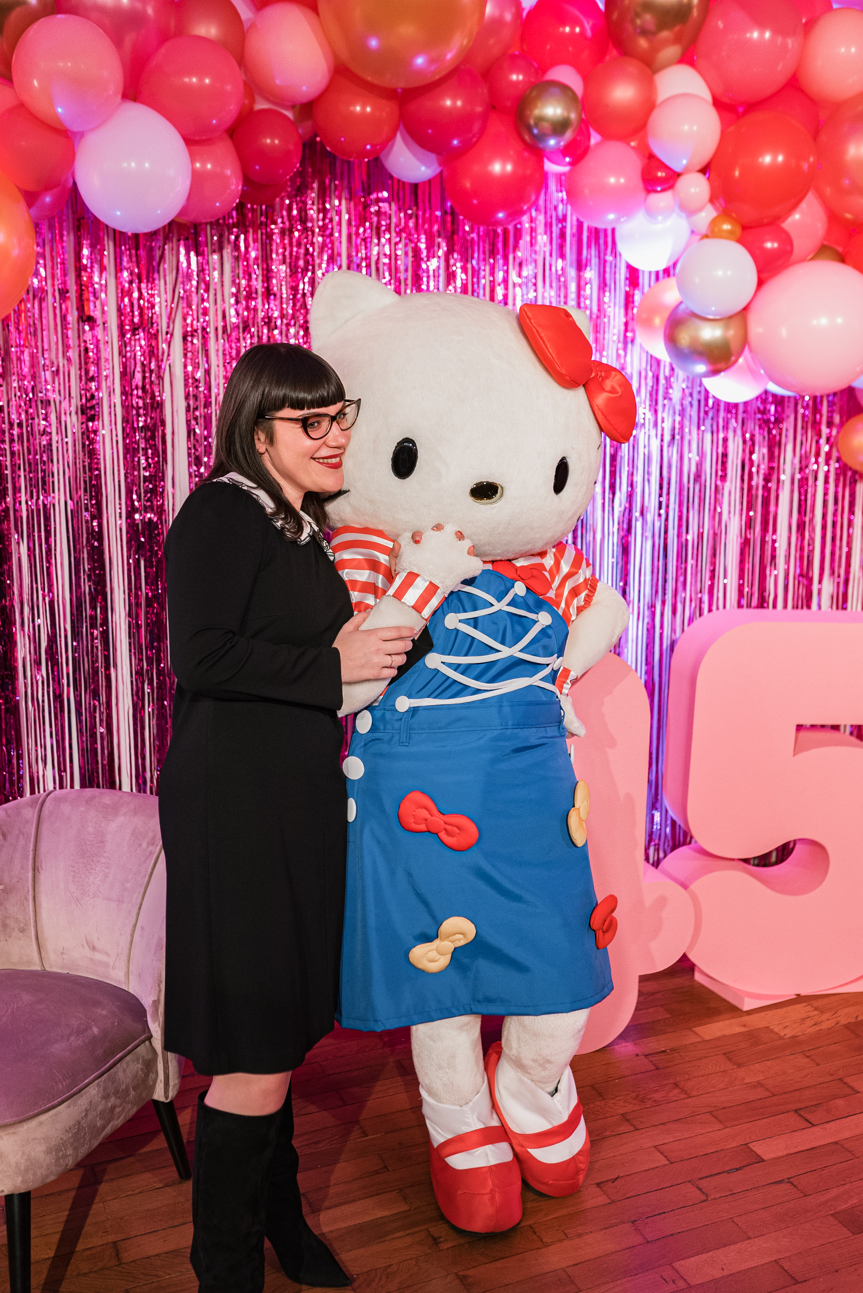 HELLO KITTY 45 TH PARTY_Annie Mazzola con Hello Kitty.jpg
